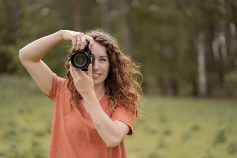 Zelfportret met sony camera in de hand voor gezicht