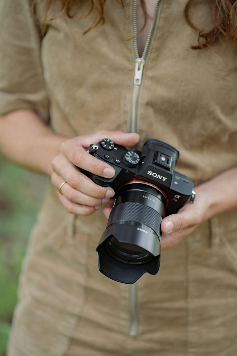 Zelfportret PhotographED sony fototoestel in de hand detail