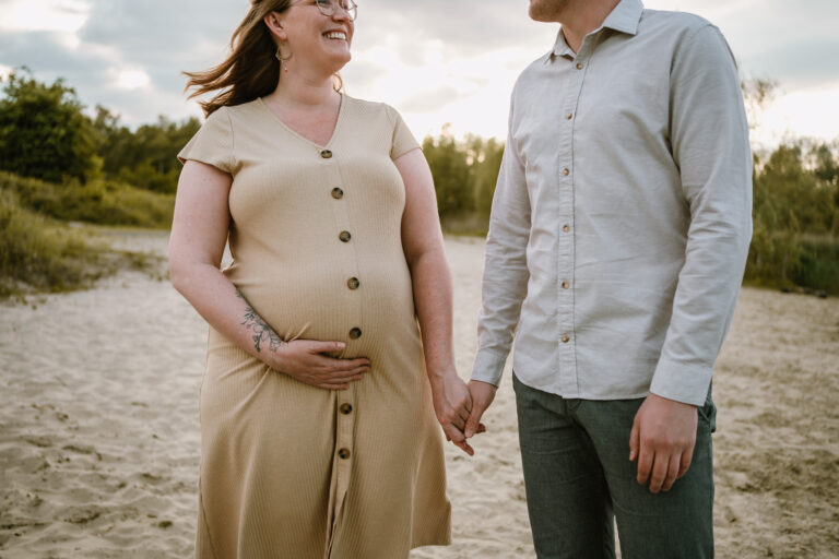 Zwangerschap op beeld in de zomer op een strand met golden hour