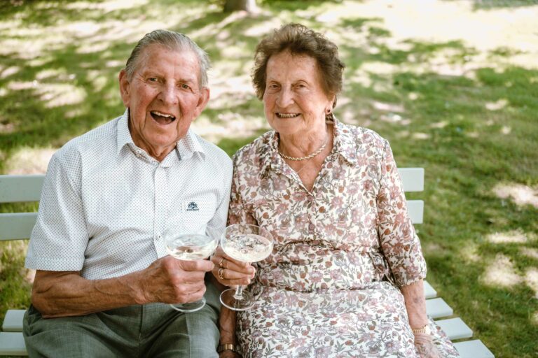 Jubilieum oma en opa samen vieren in de tuin met een glaasje champagne