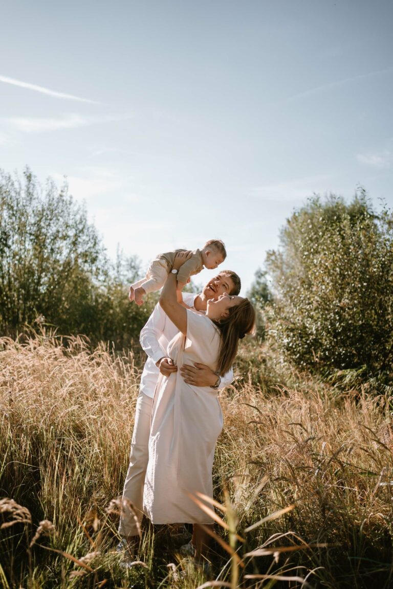 Gezinsshoot met baby in een natuurdomein in het zonnetje