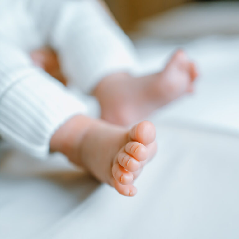 Babyteentjes tijdens newbornshoot thuis
